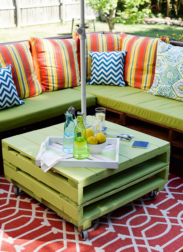 Thiết kế tinh tế giúp bộ sofa hòa vào không gian cùng điểm nhấn là set gối tông ấm . Toàn bộ thiết kế này được làm từ gỗ pallet cũ