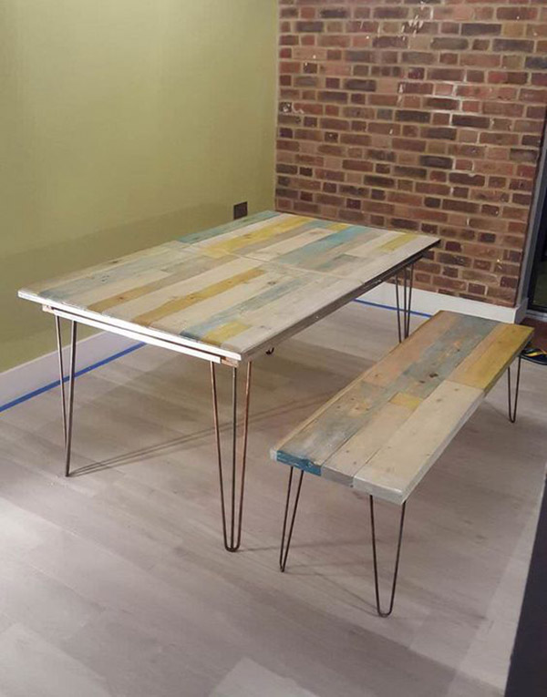 Toàn bộ set bàn ăn và băng ghế này được làm từ gỗ pallet tái chế